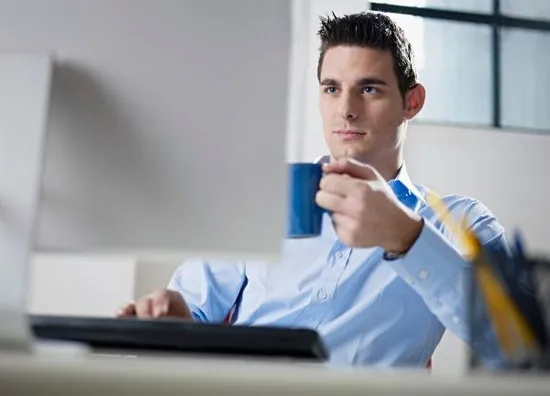Ngồi lâu ở một tư thế, ít vận động là nguyên nhân khiến dân văn phòng dễ mắc các bệnh mãn tính.