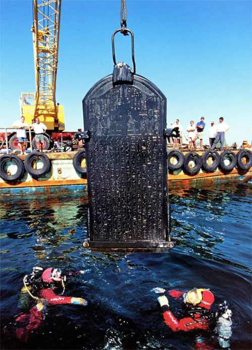 Bia Thonis-Heracleion cao khoảng 1,9m, được Pharaoh Nectanebo I (năm 378-362 trước Công nguyên) ra lệnh khắc và rất giống với bia Naukratis được trưng bày trong viện Bảo tàng Ai Cập tại Cairo.