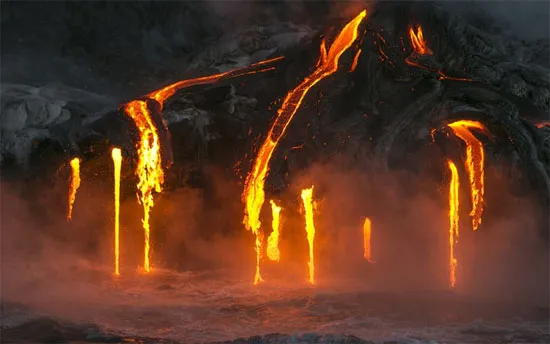Dung nham nóng chảy bắt nguồn từ núi lửa Kilauea và chảy xuống Thái Bình Dương.