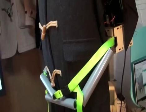 Chiếc đai lưng tạo cảm giác như được ôm từ đằng sau.