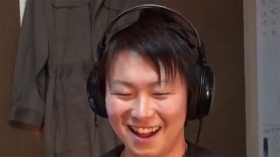 Tai nghe phát ra những lời thủ thỉ dễ thương.