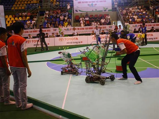 Tại cuộc thi năm nay, mỗi đội được sử dụng hai robo, một điều khiển bằng tay và một tự động.