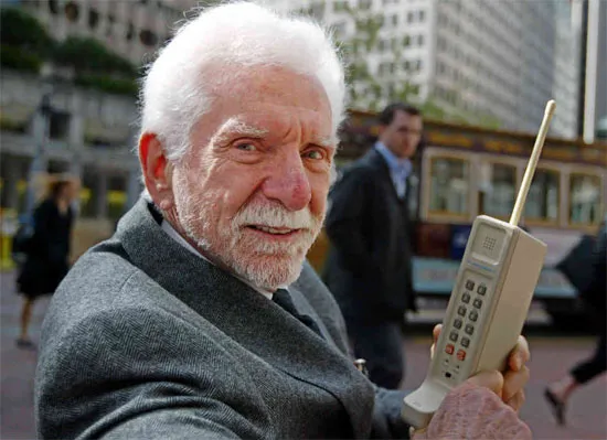 Martin “Marty” Cooper với chiếc ĐTDĐ đầu tiên - Motorola DynaTAC.