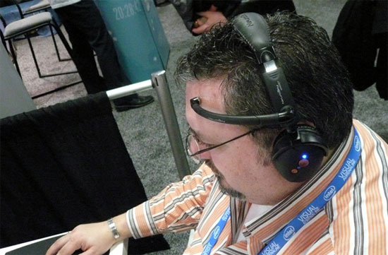 Thiết bị giống tai nghe này có thể giúp con người truy cập vào máy tính bằng ý nghĩ.