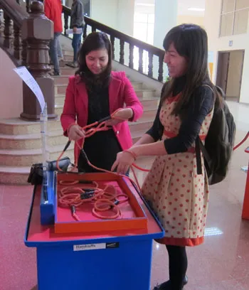 Không chỉ các bạn học sinh, triển lãm còn thu hút nhiều người lớn tới tham dự và thử thách với trò chơi mà ban tổ chức đưa ra.