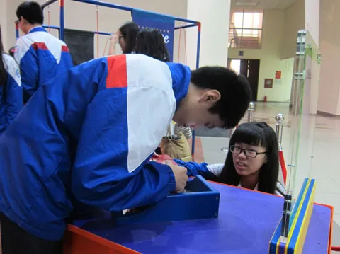 Nổi tiếng thế giới với những thiết bị và mô hình trưng bày có tính tương tác cao, triển lãm mang đến các bạn nhỏ cơ hội khám phá và học hỏi các chủ điểm khoa học đa dạng, gồm nguyên lý của âm nhạc và âm thanh, sinh học cơ thể người, ánh sáng, lực và chuyển động, nhận thức và câu đố.