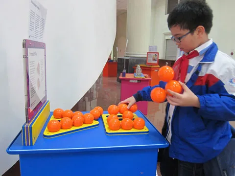 Một học sinh thích thú bài toán: Cho sáu quả bóng đặt cạnh nhau ở mỗi mặt, hãy xếp thành một hình chóp có đáy là tam giác.