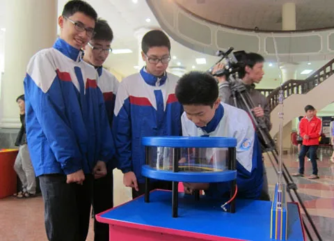 Bài toán về "Bể cá" nam châm lại "hút" các bạn học sinh nam trường THPT Đoàn Thị Điểm. Chủ đề đưa ra là "Khi di chuyển nam châm phía dưới bể cá, bạn thấy gì?".