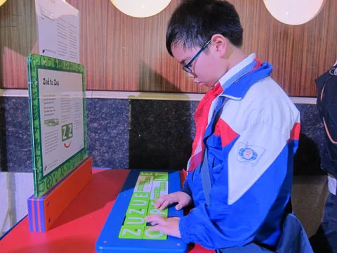 Một bạn học sinh lớp 5 trường tiểu học Đoàn Thị Điểm loay hoay giải bài toán mang chủ đề "Zed đến Zee" theo hình mẫu mà ban tổ chức đưa ra.