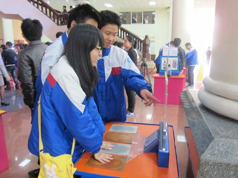 Sau khi trả lời câu hỏi: "Bạn có thấy kim đồng hồ di chuyển khi bạn đặt tay lên hai tấm kim loại không", các học sinh có thêm kiến thức mới.