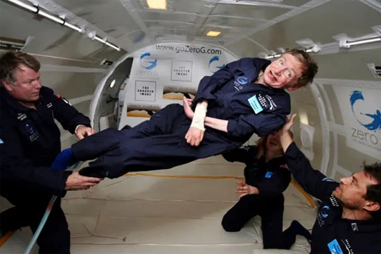 Stephen Hawking trải nghiệm cảm giác du hành vũ trụ trên một chiếc máy bay được thiết lập ở tình trang không trọng lượng.