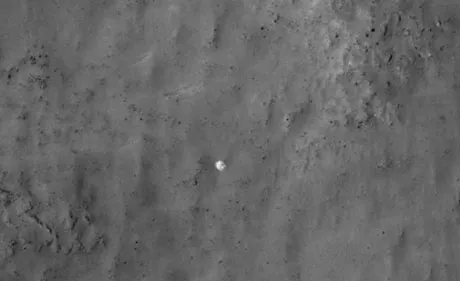 Một ảnh do tàu Mars Reconnaissance Orbiter chụp trên sao Hỏa vào năm 2007. Vật màu sáng ở giữa ảnh có thể là tàu Mars 3.