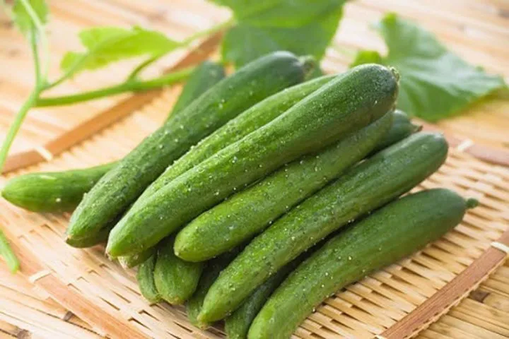 Nên chọn quả đều màu, cầm chắc tay, không có vết thâm hay màu ố vàng.