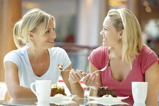 Ăn trưa bên ngoài công ty là cách để người lao động cảm thấy phấn chấn hơn khi trở lại với công việc.