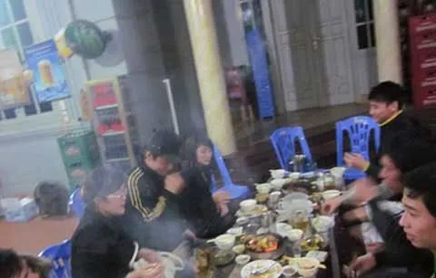 Những quán lẩu vỉa hè luôn đông khách.