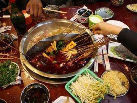 Sa tế Tứ Xuyên giúp nước lẩu có màu đỏ nhạt hấp dẫn.