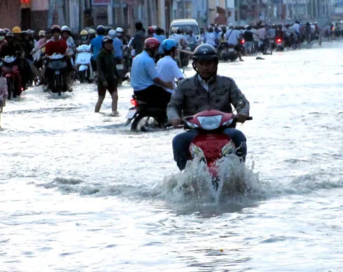 Một đợt triều cường diễn ra gây ngập lụt ở TP HCM năm ngoái.