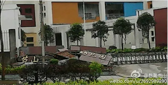 Cổng trường mẫu giáo Lô Sơn bị gãy đổ vì trận động đất.