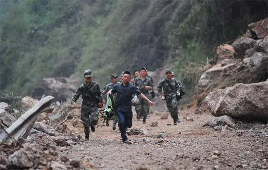 Một nhóm binh sĩ Trung Quốc tham gia hoạt động cứu hộ tại huyện Lô Sơn, tỉnh Tứ Xuyên sau trận động đất vào sáng 20/4.