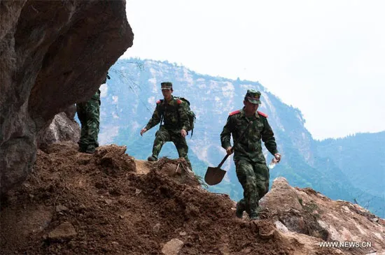 Binh sĩ tham gia hoạt động tìm kiếm người mất tích sau trận động đất tại tỉnh Tứ Xuyên, Trung Quốc hôm 20/4.