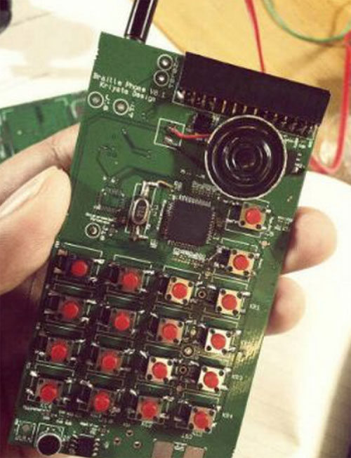 Chiếc điện thoại dành cho người khiếm thị sẽ có màn hình cảm ứng đặc biệt, có khả năng hiển thị chữ nổi Braille.