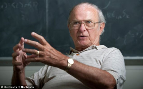 Giáo sư vật lý Carl Hagen, 76 tuổi, làm việc tại Đại học Rochester, bang New York, Mỹ.