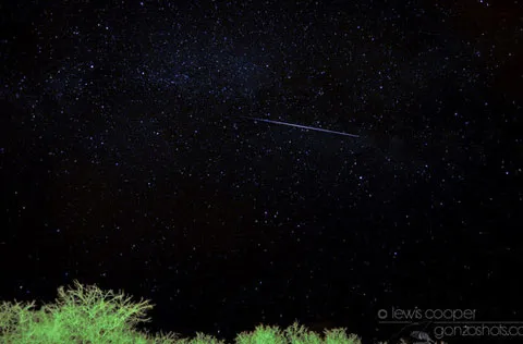 Vệt sao băng bay vụt qua bầu trời Myton, Utah.