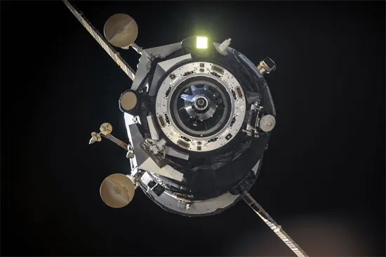 Tàu Progress M-19M đang bay đến kết nối vào ISS