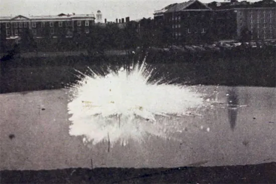 Cuộc thử nghiệm bom napan đầu tiên ở trường Harvard (Mỹ) vào năm 1942.