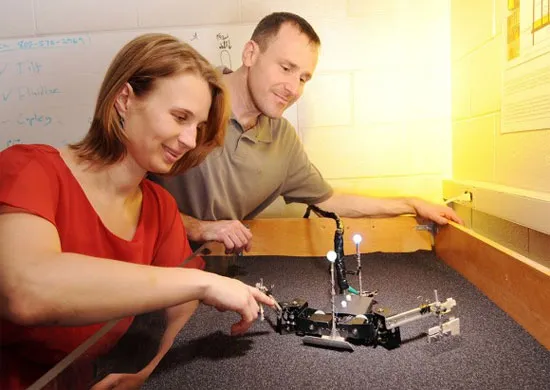 Các nhà khoa học đang quan sát chú robot rùa chuyển động.