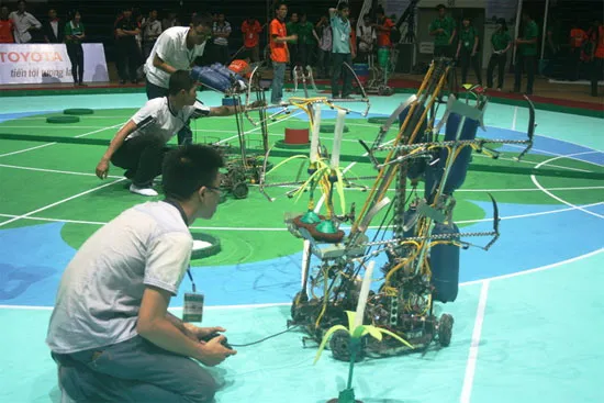 Các đội tiến hành chạy thử robot trên sân thi đấu của VCK Robocon Việt Nam