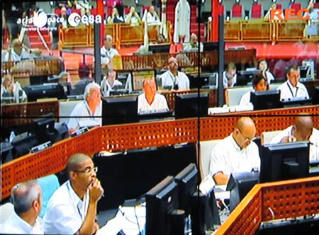 Các chuyên gia và đội ngũ kỹ thuật viên của Pháp trong phòng điều khiển