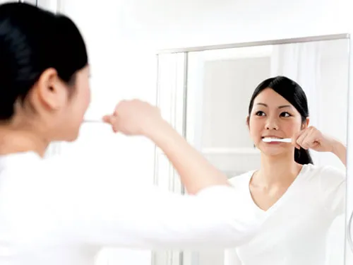 Với sự hỗ trợ của fluoride, đánh răng sẽ giúp tống vi khuẩn gây sâu răng