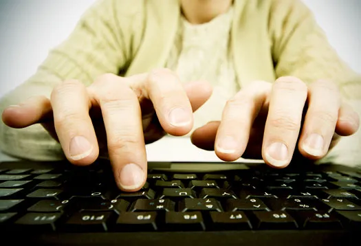 Bàn phím QWERTY được nhà phát minh ra máy đánh chữ hiện đạiĐầu tiên, Christopher Sholes, một nhà biên tập viên sống ở Milwaukee nghĩ ra vào thập niên 1860.