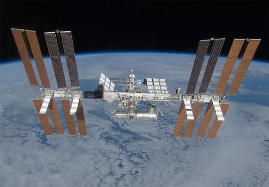 Trạm ISS đang di chuyển trong không gian với vận tốc trung bình là 27.743,8km/giờ, ứng với 15,79 lần bay quanh Trái đất mỗi ngày.