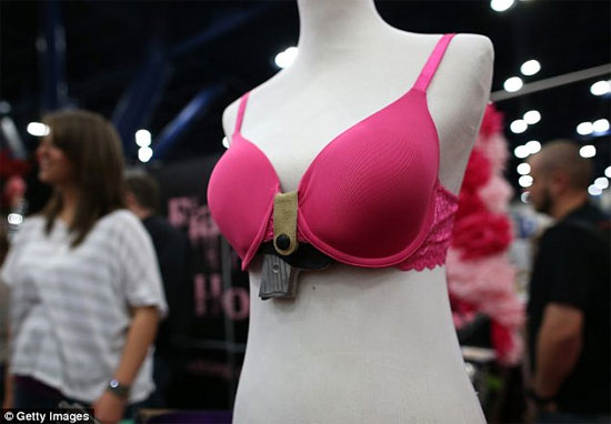 Công ty Holsters Flashbang có trụ sở tại Oklahoma đã giới thiệu sản phẩm thú vị này với một bao súng có thể gắn vào phần trước chiếc áo ngực