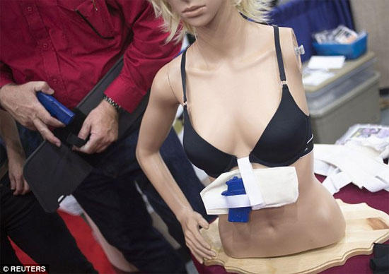 Công ty Holsters Flashbang có trụ sở tại Oklahoma đã giới thiệu sản phẩm thú vị này với một bao súng có thể gắn vào phần trước chiếc áo ngực