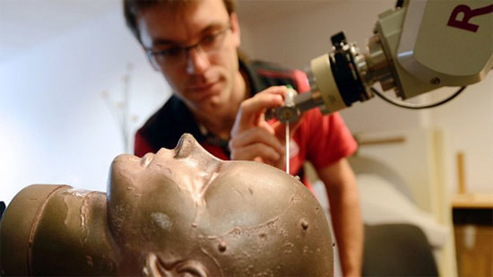 Các bác sĩ thực hành phẫu thuật não trên robot