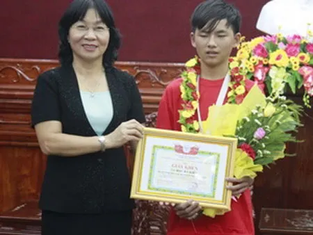 Đậu Bá Kiên (bên phải).