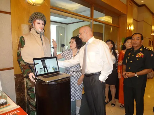 PGS.TS Nguyễn Thị Hòe giới thiệu áo chống đạn làm bằng vải có phủ sơn nano làm từ trấu