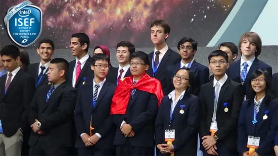 Ionut Budisteanu, 19 tuổi, của Romania (đứng giữa) nhận giải cao nhất Intel ISEF 2013