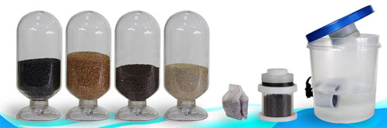 Từ trái sang: 4 bình chứa các vật liệu nano phức hợp, gói vật liệu bổ sung, bộ lọc nước và nguyên mẫu bình lọc nước 10 lít.