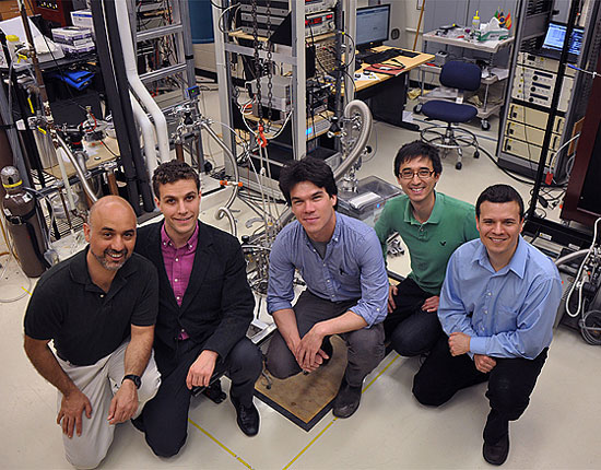 Nhóm các nhà vật lý nghiên cứu cách làm graphen thành chất bán dẫn tại MIT.