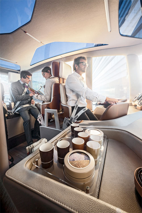 Có cả tủ lạnh và bình pha cà phê.