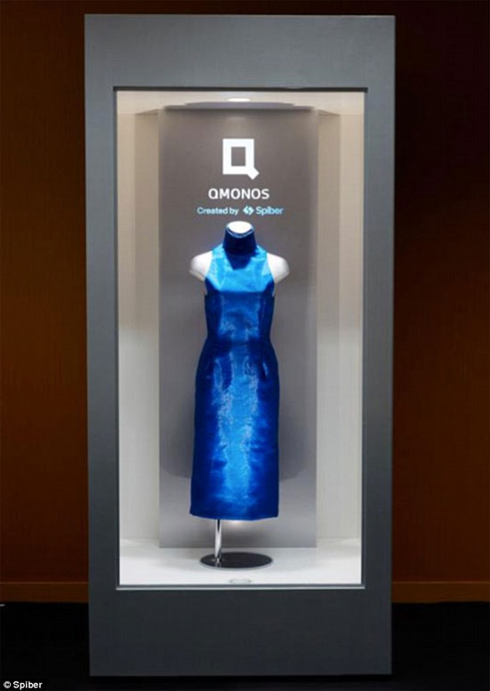 Chiếc váy được may từ tơ nhện nhân tạo của công ty Spiber.