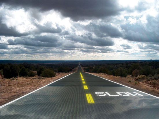 Mặt đường Solar Roadways được gắn các tấm LED có thể hiển thị các làn đường và chỉ dẫn lưu thông vốn trước đây thường được vẽ bằng sơn.