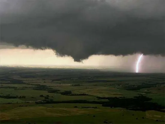 Hình ảnh lốc xoáy đang di chuyển ở Oklahoma.