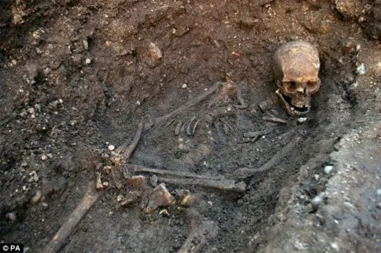 Ngôi mộ hình thoi quá ngắn so với cơ thể của vua Richard III với phần đất phía dưới chân được đào nhỏ hơn rất nhiều so với phần trên.