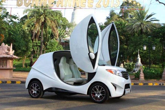 Angkor EV 2013 chạy điện do người Campuchia tự sản xuất.