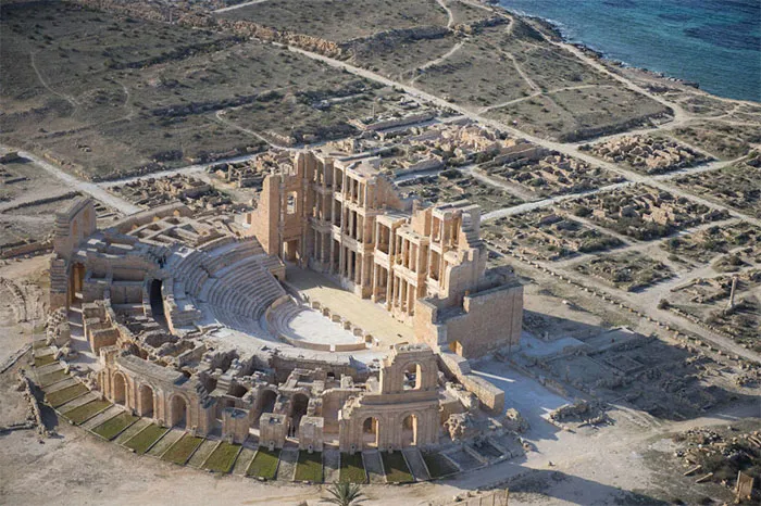 Ảnh chụp từ trên cao nhà hát Sabratha cổ còn khá nguyên vẹn ở Sabratha, Libya, trên bờ biển Địa Trung Hải.